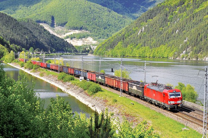 Can copies of the CIM consignment note be used in cross-border rail freight?